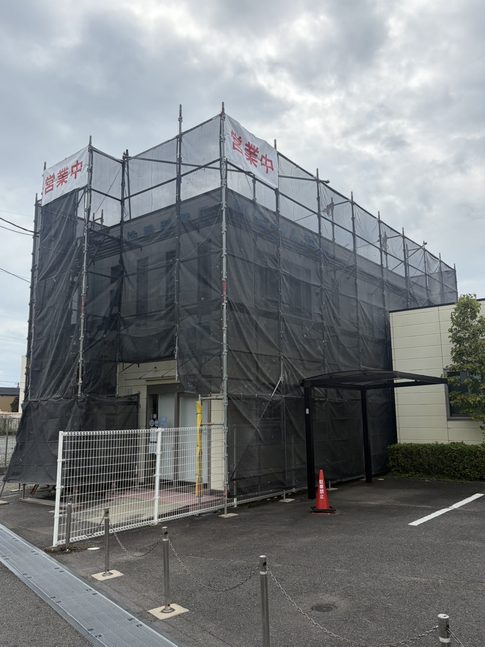 佐賀市の薬局店舗 外壁塗装工事の足場組立の写真