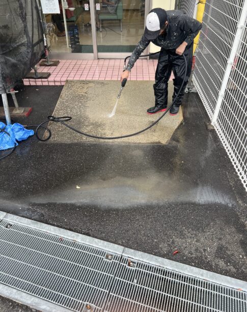 佐賀市の薬局店舗で外壁塗装前の高圧洗浄を行うアップルリフォーム