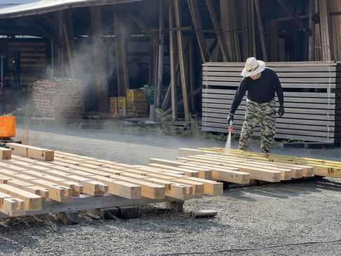 エコボロンPROを木造住宅の構造材へ施工している防蟻処理作業