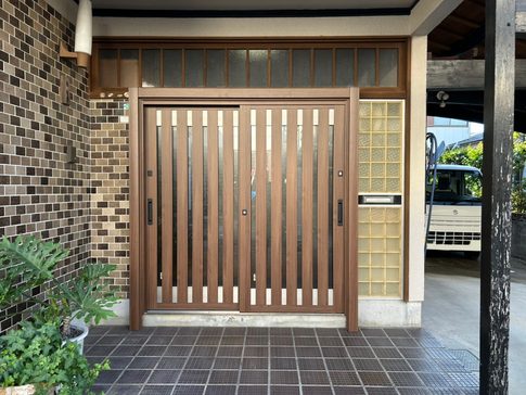 玄関サッシのカバー工法の施工後写真