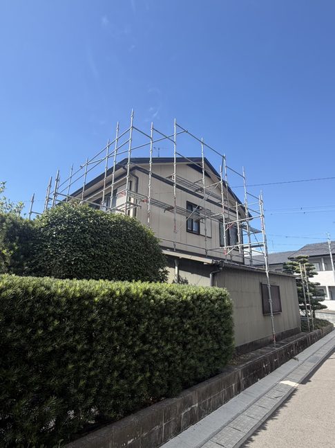 住宅の足場組み工事の写真